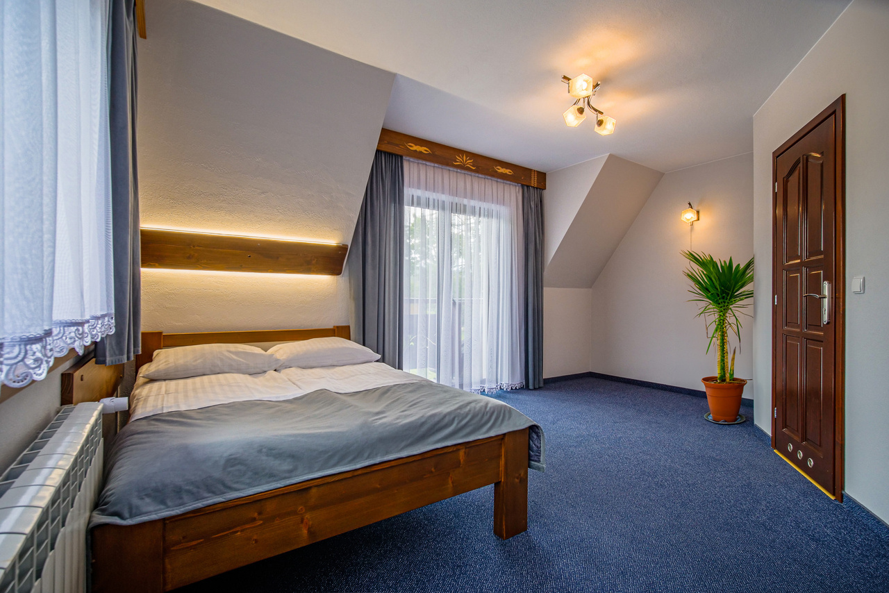 Pokój rodziców z łóżkiem małżeńskim i wyjściem na balkon