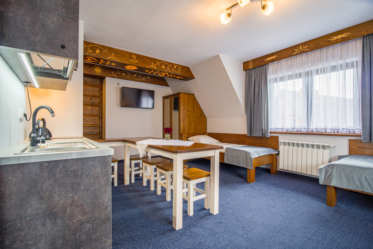 Wspólny stół, aneks i część sypialna