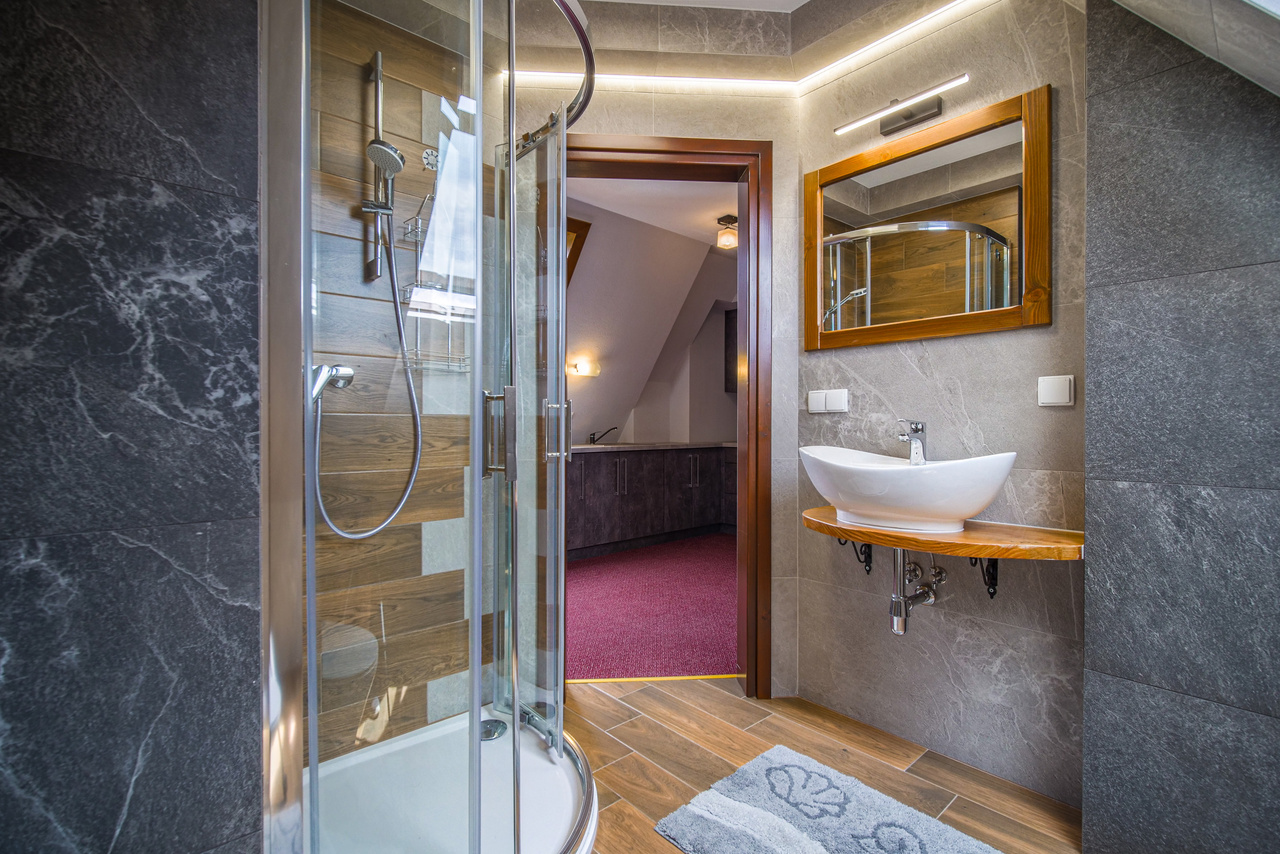Prysznic i umywalka — standard apartamentu 8